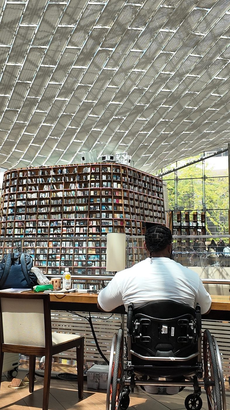 Wesley Hamilton reading at Starfield Library in Seoul